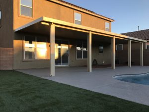 Read more about the article Pergola Materials: Wood, Vinyl, or Aluminum?